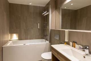 Отель Kreutzwald Hotel Tallinn Таллин Улучшенный двухместный номер с 1 кроватью или 2 отдельными кроватями-4