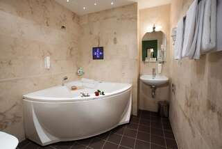 Отель Kreutzwald Hotel Tallinn Таллин Двухместный номер Zen с 1 кроватью или 2 отдельными кроватями и гидромассажной ванной-6